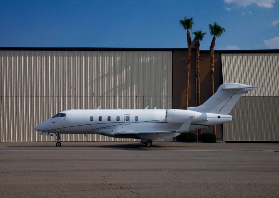 Challenger am Hangar